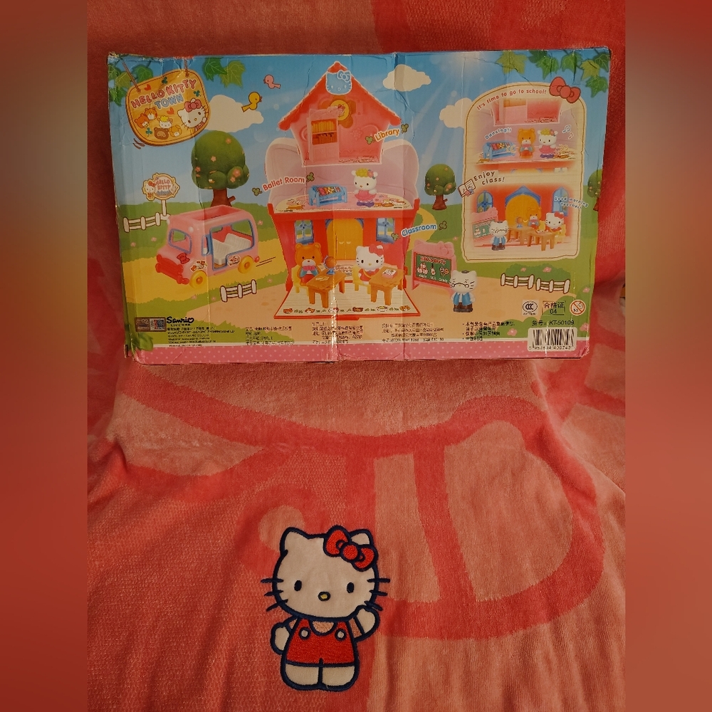 EXCLUSIVE - Hello Kitty Officially Licensed Happy Campus Playset - Picture 8 of 14
